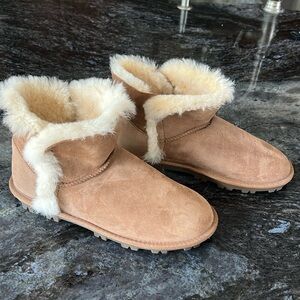 Ladies shearling type boots size 10